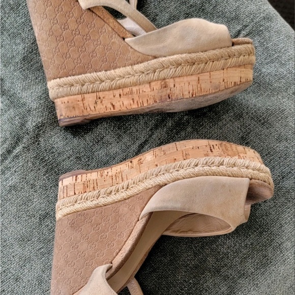 Authentic Gucci beige wedges โค๏ธ๐๐ - Picture 4 of 4